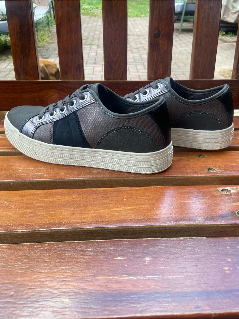 Blowfish Malibu Size 8 Women's Platform Casual Sneakers in Black and Gray